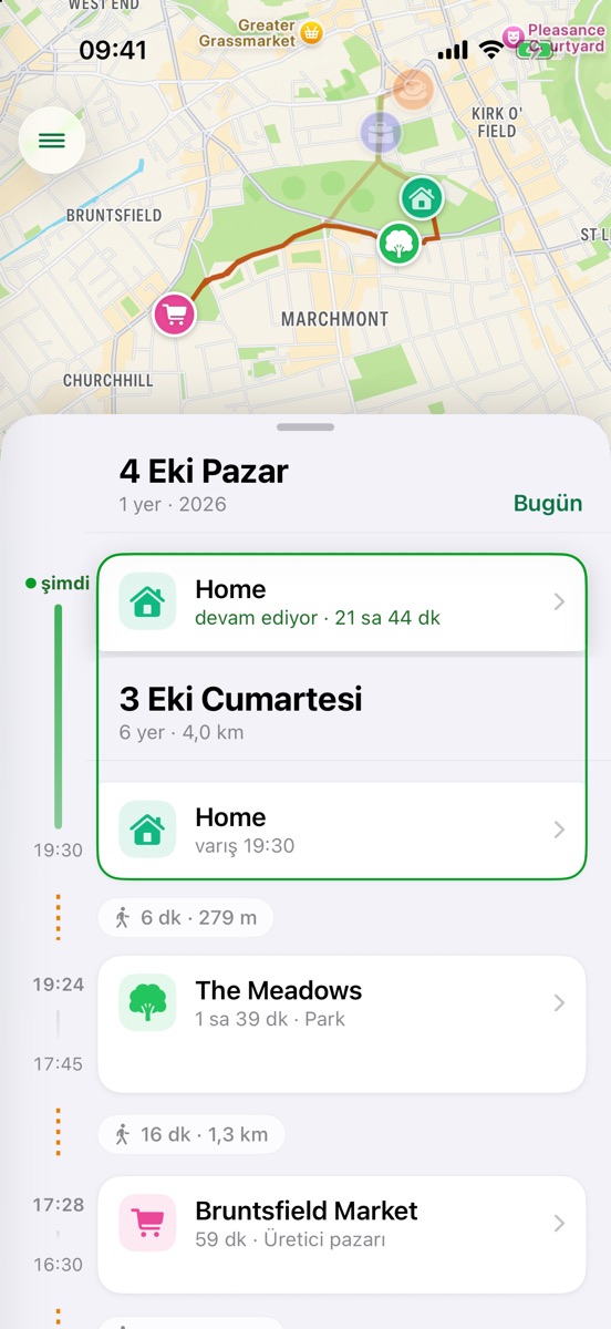 iPhone'da Byway zaman çizelgesi: günün haritası ve altında ziyaret edilen yerlerle aradaki yürüyüşlerin listesi.